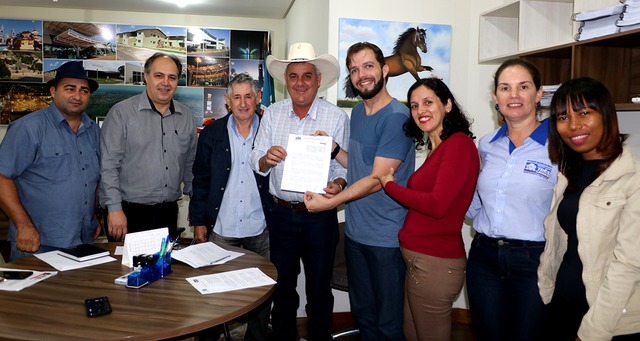 Prefeito de Três Lagoas encaminha Projeto de Lei à Câmara para garantir direitos dos deficientes auditivos Prefeito de Três Lagoas encaminha Projeto de Lei à Câmara para garantir direitos dos deficientes auditivos