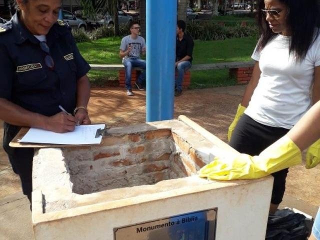 Em 50 dias, cidade de MS tem metade dos casos de dengue do ano passado CCZ encontrou foco de dengue até no Monumento à Bíblia, na Praça Antônio João (Foto: Divulgação)