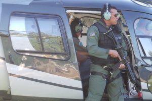 Policias fortemente armados do Agrupamento aéreo sobrevoaram vários bairros de Três Lagoas (Foto: Ricardo Ojeda)  