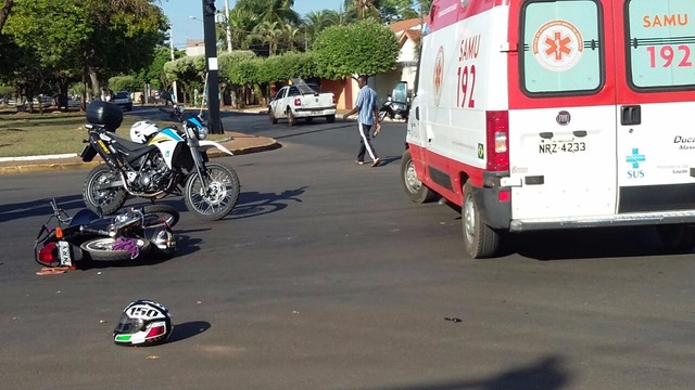 Acidente deixa adolescente ferida no bairro Vila Nova Samu (Serviço de Atendimento Móvel de Urgência) prestou os primeiros socorros à vitima. (Foto: Viviane Pinheiro)