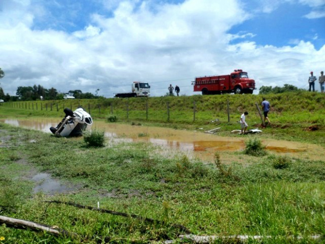 O veiculo só parou após colodir em uma cerca e capotar (Foto: Diego Oliveira/ Rádio Portal News)