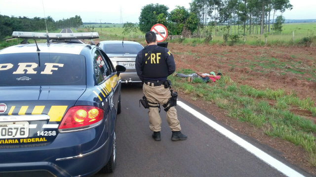 Os menores estavam em um veículo Honda/Civic com placas de Uberaba/MG, juntamente com a droga. (Foto: Assessoria)