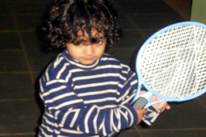 Na imagem uma criança com uma requete de combate a mosquitos
Foto: Emerson Augusto Fonseca