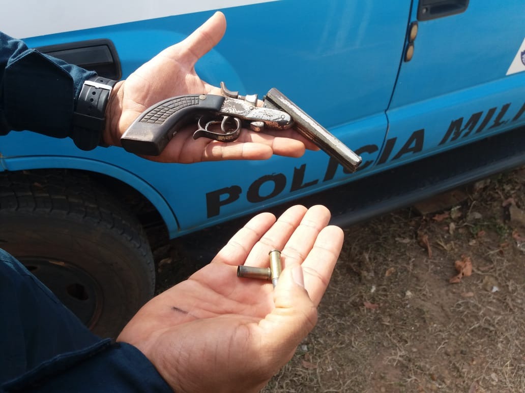 Arma apreendida com os foragidos. (Foto: Divulgação/PM). 