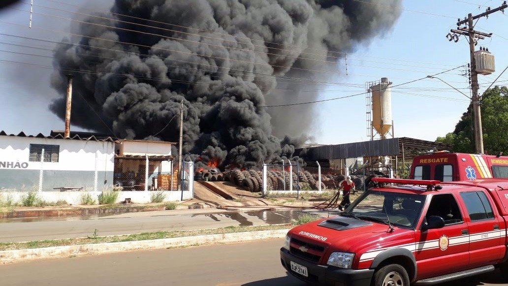 Incêndio atinge indústria de pneus em Andradina. (Fotos: Cláudio Júnior/ Cedidas). 