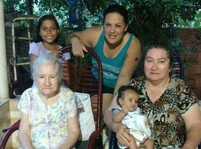 A esquerda na foto é avó de Cristina e mãe de Alberto, Luizia de 88 anos. (Foto: Arquivo / Pessoal)