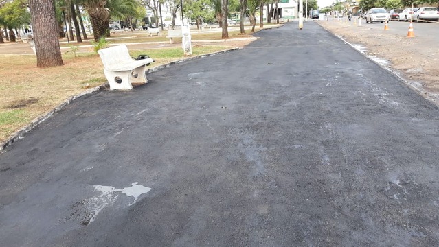 Prefeitura realiza recapeamento de pavimento de Praça do Jardim Alvorada Praça do Jardim Alvorada está com asfalto novo. Foto: Divulgação.