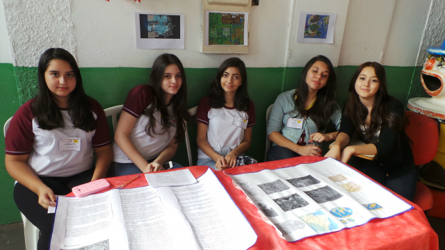 Feira de Ciência do Colégio Êxitus de Três Lagoas Alunas abordaram o tema Cartografia, mostrando a importância dos mapas, principalmente na navegação (Foto: Ricardo Ojeda)
