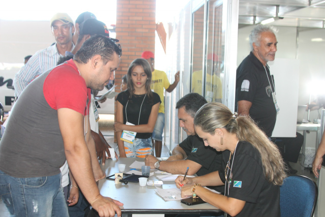 Carteira de Identidade pode ser feita gratuitamente no Arena Mix Somente esta manhã, foram confeccionados 60 novos documentos (foto: Fábio Jorge)