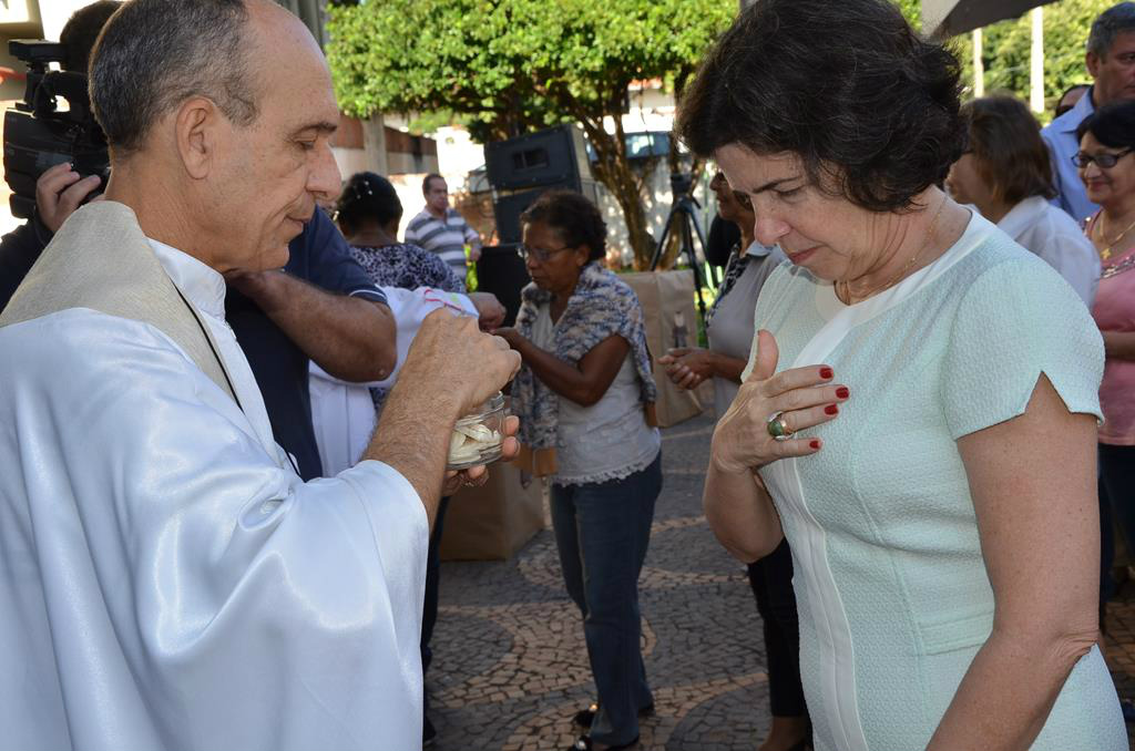 A prefeita participou da celebração da tradicional missa campal na pracinha da Igreja de Santo Antônio, padroeiro oficial de Três Lagoas.