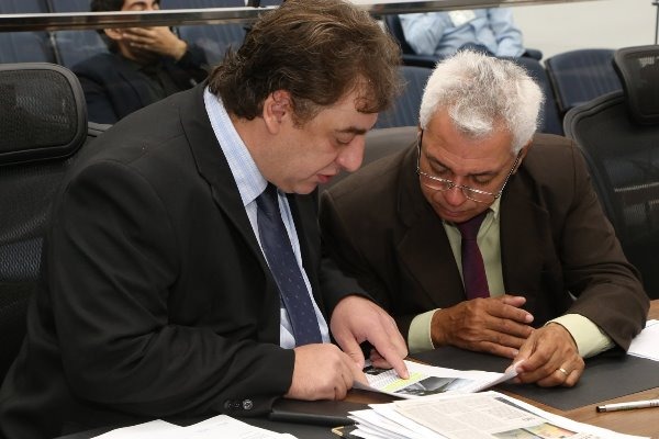 Deputados de MS estudam liberar caça aos jacarés Neno Razuk (à esquerda) explicou a Cabo Almi que o comércio de jacarés poderá render até R$ 1 bilhão ao Estado. Foto: Victor Chileno