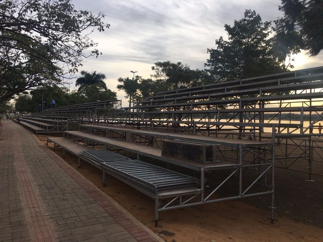Estruturas para as festividades de 103 anos de Três Lagoas já começam a ser montadas na circular da Lagoa Funcionários trabalharão durante o final de semana para deixar tudo pronto para a programação que inclui o show do Almir Sater e apresentações culturais (Foto/Assessoria)