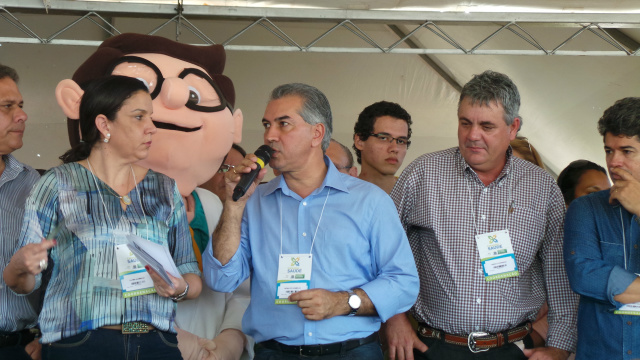 Ao discursar no encerramento do program em Três Lagoas, o governador Reinaldo Azambuja anunciou que a a quarta edição  da Caravana da Saúde será o município de Paranaíba, também na região do Bolsão (Foto: Ricardo Ojeda) 