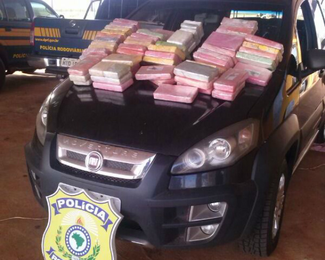 No interior do veículo foram encontrados 62,6 kg de cocaína (Foto: Divulgação/Assecom)