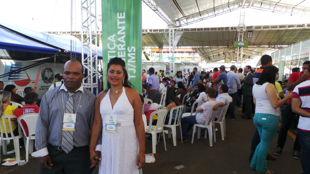 Justiça Itinerante montou “mini fórum” para atender no Arena Mix Só no primeiro dia de atendimento foram oficializados 159 união estável (casamento), enquanto no segundo dia, a procura surpreendeu. O casal, Ana Paula Brito e Clederson Silva que seis anos estão vivendo juntos e resolveram oficializar a união (Foto: Ricardo Ojeda)