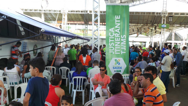 Justiça Itinerante montou “mini fórum” para atender no Arena Mix Alem de oficialização de união estável, a Justiça Itinerante realizou também ações de divórcio, reconhecimento de paternidade, conciliações, acordos, além de prestar informações sobre leis e ações judiciais, através do Núcleo de Prática Jurídica (Foto: Ricardo Ojeda)