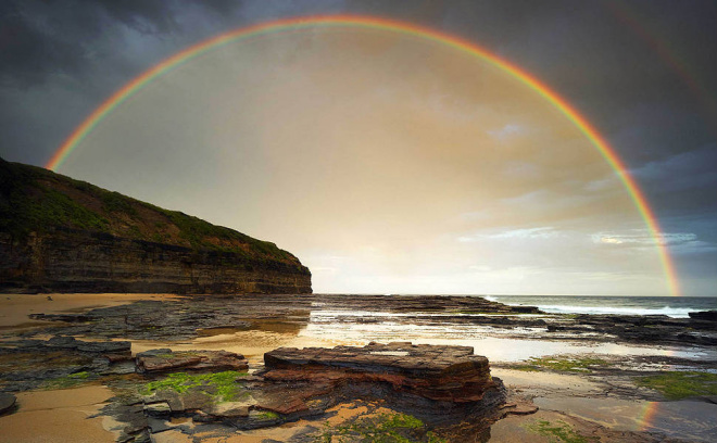 Altas nuvens no céu são refletidos no Lago Eyre, o maior lago de sal da Austrália; clique e veja as outras imagens  Foto: Folha Online
