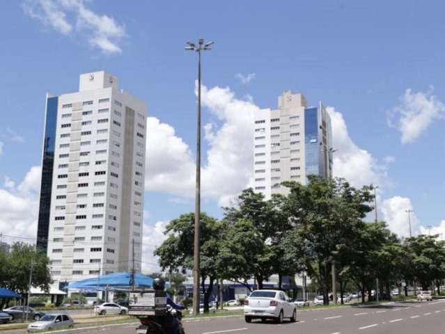 Inmet alerta para risco de tempestade em 28 cidades de MS Avenida Afonso Pena, em Campo Grande. Céu com nuvens na tarde desta quinta-feira (dia 21). (Foto: Kísie Ainoã).