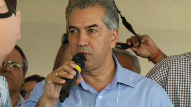 Governador Reinaldo Azambuja no momento que anunciava a construção do Hospital Regional de Três Lagoas, durante encerramento da Caravana da Saúde (Foto: Ricardo Ojeda) 