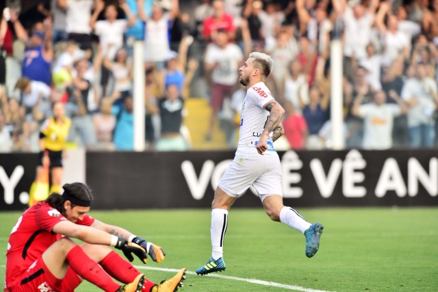 Corinthians saiu perdendo contra o Santos na Vila e não conseguiu reagir (Foto: Marcos Ribolli)