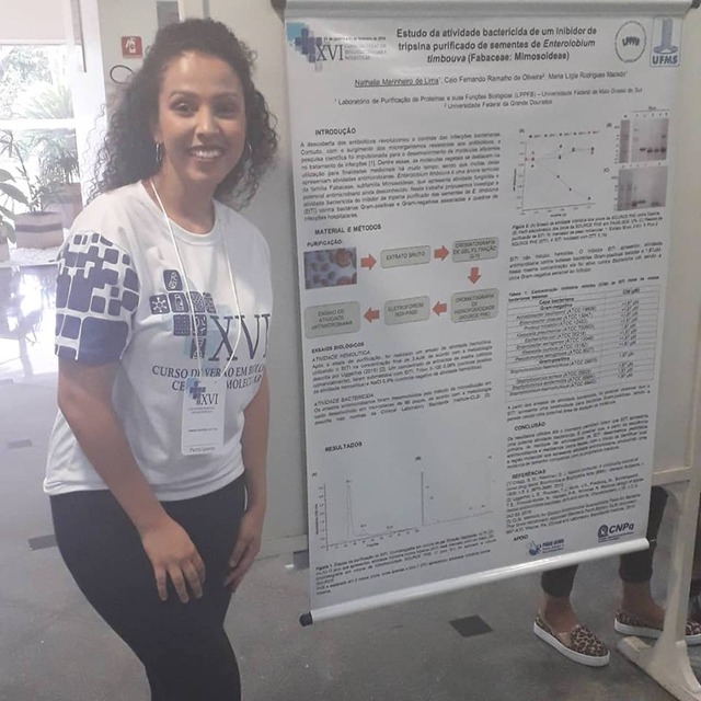 Pesquisadora da UFMS descobre proteína com efeito bactericida Marinheiro foi classificada em congresso de Biologia Celular e Molecular da USP como melhor banner (Foto: Arquivo pessoal)