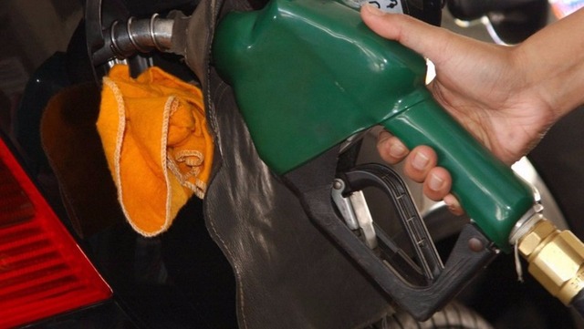 Petrobras reduz em 0,6% preço da gasolina e aumenta em 0,5% o do diesel Os reajustes valerão a partir de amanhã (16).
(Foto:Arquivo/Agência Brasil)