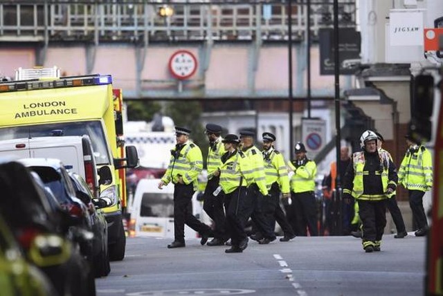Polícia procura responsável por atentado no metrô de Londres Polícia de Londres faz buscas no metrô. (Foto:Andy Rain/EFE)