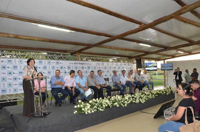 “Este é o Centenário da Humanização”, diz prefeita durante lançamento do Instituto do Câncer A prefeita Marcia Moura (PMDB) participou junto do vice-prefeito Luiz Akira (DEM) e governador Reinaldo Azambuja (PSDB) do lançamento da pedra fundamental da sede própria do Instituto do Câncer de Três Lagoas. (Foto: Assessoria)