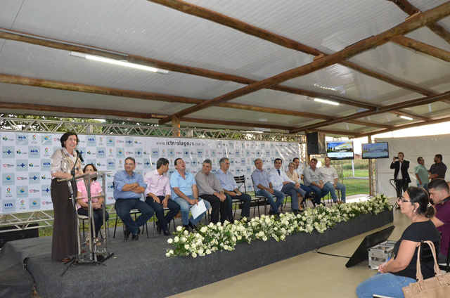 A prefeita Marcia Moura (PMDB) participou junto do vice-prefeito Luiz Akira (DEM) e governador Reinaldo Azambuja (PSDB) do lançamento da pedra fundamental da sede própria do Instituto do Câncer de Três Lagoas. (Foto: Assessoria)