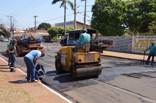 Novas lombadas instaladas em Avenida de Três Lagoas garantem segurança dos motoristas e pedestres As lombadas foram construídas nas proximidades do local onde é realizada a Feira Noturna (Foto/Assessoria)