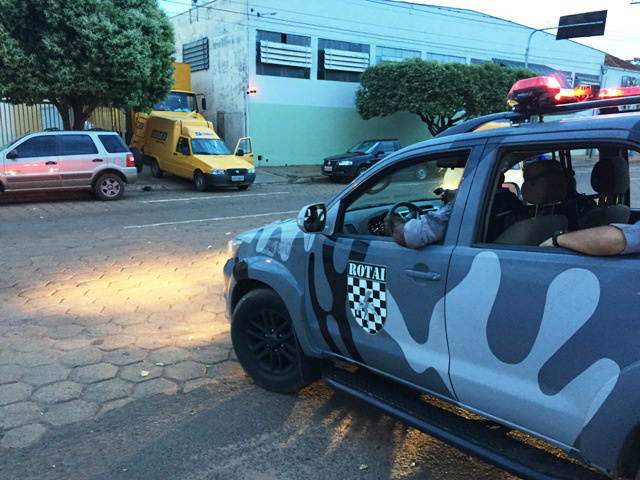 No início da manhã deste sábado, policiais da Rotai acompanharam a saída das provas da agência dos Correios da Bruno Garcia (Foto: Marco Campos/Perfil News)