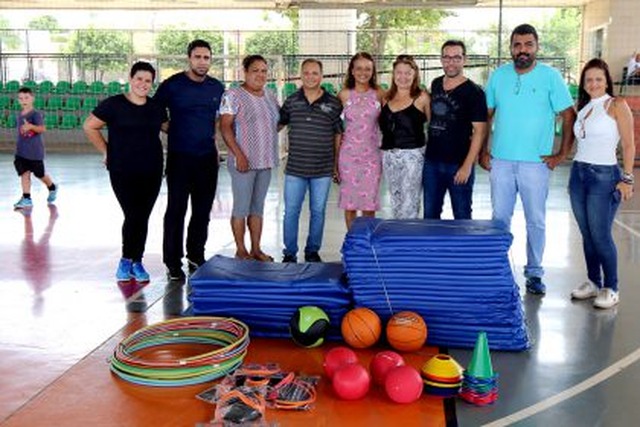 SEJUVEL entrega materiais novos para aulas de treino funcional