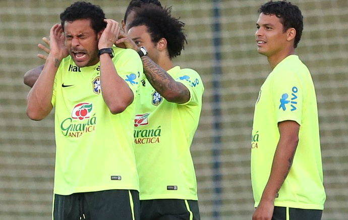 Durante o descontraído treino, na Granja Comary, Marcelo brinca com Fred, sob supervisão de Neymar e Thiago Silva (Foto: Globo Esporte)