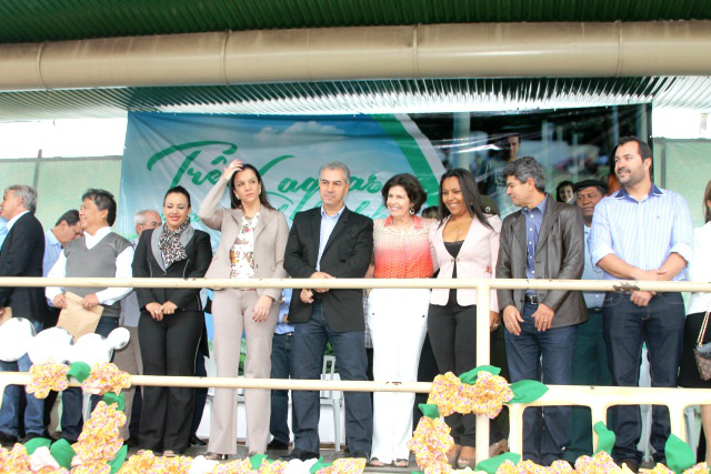 A prefeita esteve acompanhada de diversas personalidades políticas, civis e militares. (foto: Fábio Jorge) 