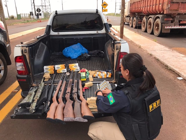 PRF apreende mais de 23 mil reais em armas em Ponta Porã Agentes da PRF desconfiaram do nervosismo do condutor do veículo.(Foto: PRF)