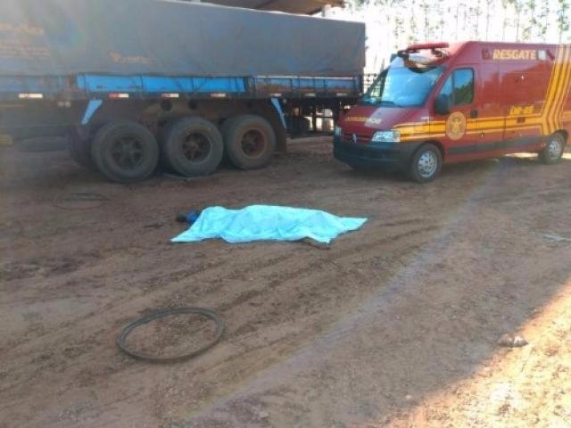 Durante calibragem, pneu de caminhão estoura e mata motorista Vítima ainda no local do incidente. (Foto: Tá Na Mídia Naviraí)