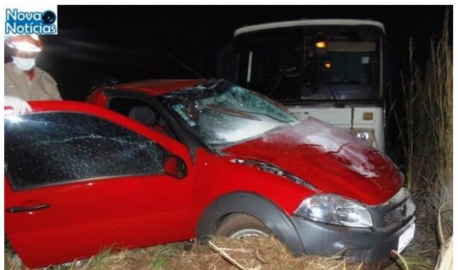 Três pessoas morreram no local do acidente, depois de ônibus colidir com veículo. (Foto: Divulgação)