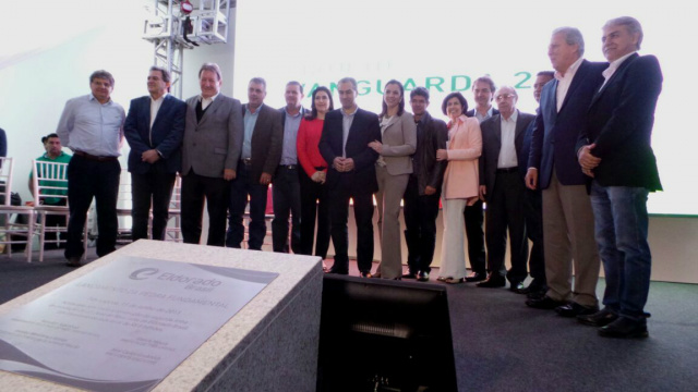 Eldorado lança oficialmente construção de mais uma fábrica em Três Lagoas Pedra fundamental e autoridades que celebraram o lançamento. (Foto: Ricardo Ojeda).
