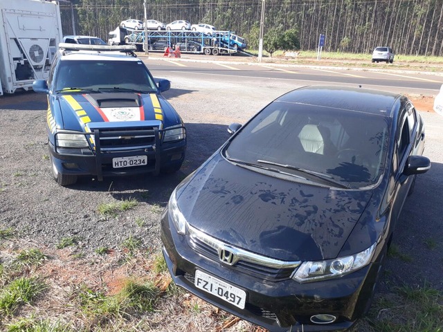 PRF apreende em Três Lagoas 2 documentos falsos e recupera veículo de luxo furtado e clonado em São Paulo Honda Civic apreendido (Foto/Assessoria PRF)