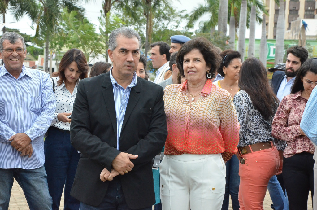 Antes do desfile, a prefeita Marcia Moura (PMDB), acompanhada do Governador Reinaldo Azambuja (PSDB). (Foto: Assessoria)