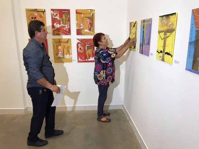 Obra de arte volta para museu de MS após ser apreendida por apologia à pedofilia Obra de arte voltou a ser exposta após apreensão da polícia (Foto: Alysson Maruyama/ TV Morena)