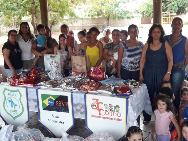 Alunos de Escolas Municipais de Três Lagoas se unem para ajudar famílias da “Vila Vicentina” Ação faz parte do tema da campanha do Desfile Cívico de 103 Anos de Três Lagoas: “Solidariedade ao alcance das mãos” (Foto/Assessoria)