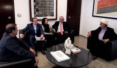 Novo presidente da Petrobras diz que troca de comando não afeta negociações da UFN 3 Prefeito de Três Lagoas participou de reunião no Senado Federal, em Brasília, com novo presidente da Petrobras, Ivan Monteiro, a senadora Simone Tebet, o senador Waldemir Moka e o deputado Eduardo Rocha. Foto: Divulgação.