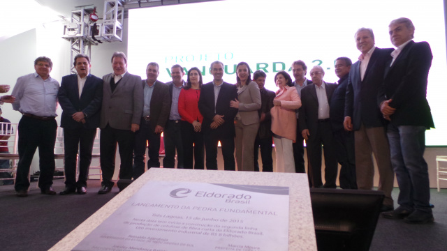 Ao completar 100 anos, Três Lagoas ganha fábrica de R$ 8 bilhões Após o fim da solenidade, investidores, empresários e autoridades posaram para o registro da foto oficial, marcando assim o inicio da construção da fábrica. (Foto: Patrícia Miranda)