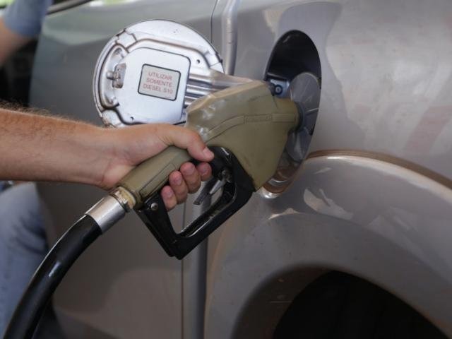 Com preço médio de R$ 3,91, gasolina de MS é a 3ª mais barata do país Motorista abastece o carro em Campo Grande. Valor da gasolina caiu novamente em MS (Foto: Kísie Ainoã)