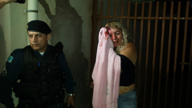 A vítima teve ferimento na cabeça e foi atendida pela equipe do SAMU e encaminhada ao hospital (Fotos: Ricardo Ojeda)