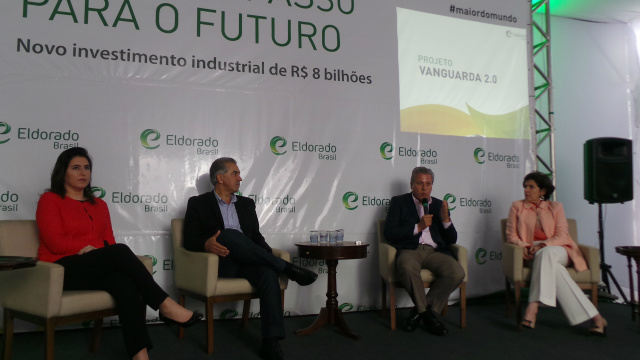 A senadora Simone Tebet, o governador Reinaldo Azambuja, o presidente da Eldorado Brasil José Carlos Grubisich e a prefeita de Três Lagoas Marcia Moura, após a solenidade participaram de uma coletiva concedida aos profissionais de imprensa. (Foto: Ricardo Ojeda)