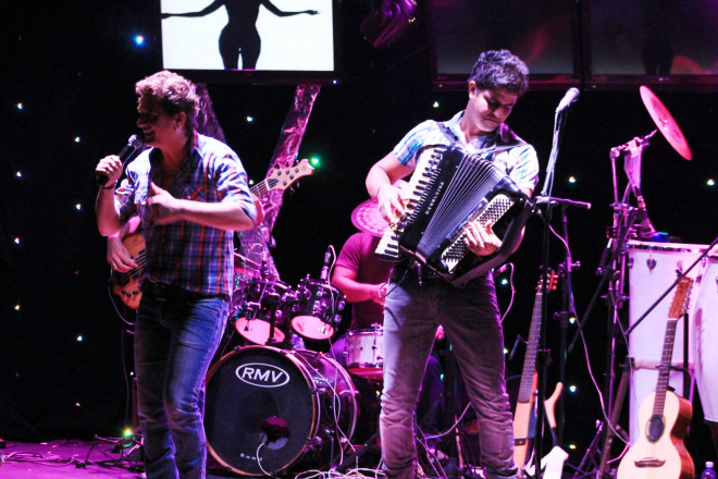 Xande & Mauricio natural de Três Lagoas/MS vem fazendo sucesso em toda região.
Foto Yuri Spazzapan