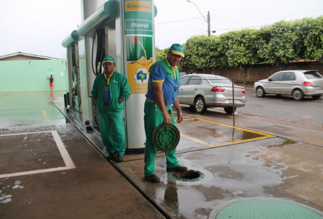 Raio deixa rastro de destruição em Chapadão do Sul Estranhamente o álcool jorrou para fora, numa altura de mais de dois metros, molhando mangueiras e as maquinas de abastecimento. (FOTO: Chapandense News)