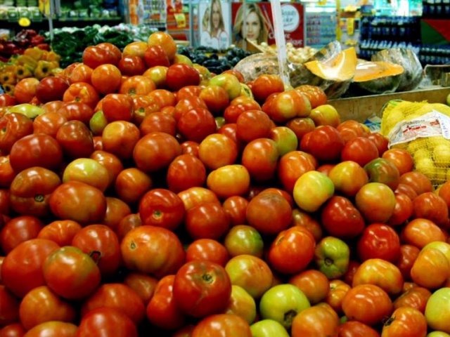 Alimentos podem ter primeira deflação anual em 11 anos, desde 2006 Tomate, um dos alimentos que mais teve queda do preço em 2017 (Foto:José Gomercindo/ ANPr)